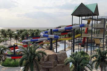 7 bars/lounges, swim-up bar