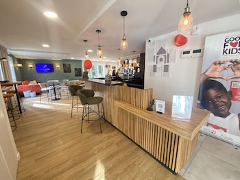 Breakfast and dinner served