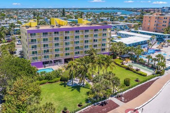 Façade de lâhĂ©bergement â soirĂ©e/nuit