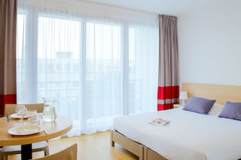 Studio Double Balcon | Living area | Flat-screen TV