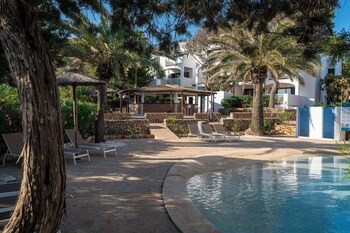 3 outdoor pools, open 10:00 AM to 6:00 PM, pool umbrellas, pool loungers