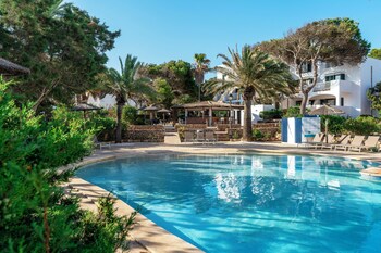 3 outdoor pools, open 10:00 AM to 6:00 PM, pool umbrellas, pool loungers