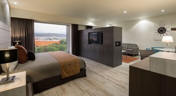 Junior Suite | Hochwertige Bettwaren, Zimmersafe, Schreibtisch, Verdunkelungsvorhänge