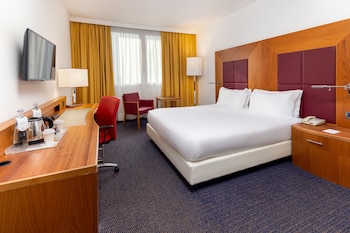 2 restaurantes, se sirven desayunos, comidas y cocina internacional