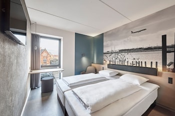 Chambre familiale, 1 lit double, non-fumeur | Espace de travail pour ordinateurs portables, rideaux d’obscurcissement