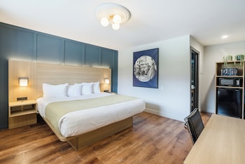 Premium bedding, desk, iron/ironing board, free WiFi