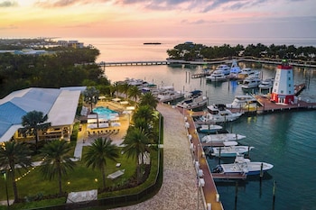 4 buitenzwembaden, parasols bij het zwembad en ligstoelen