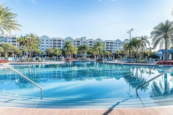 Indoor pool, 3 outdoor pools