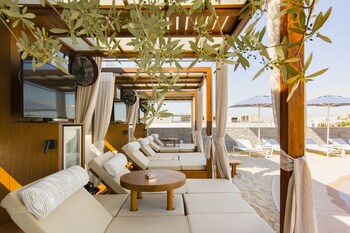 Alberca al aire libre por temporada y camas balinesas (con cargo)