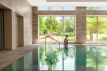 Piscina coperta, 4 piscine all'aperto, ombrelloni da piscina, lettini