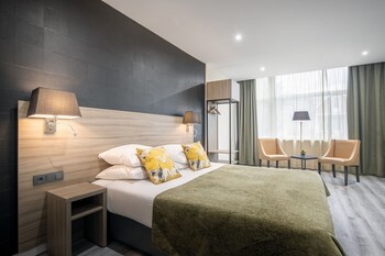 Habitació quàdruple (only by stairs) | Minibar, caixa forta a l'habitació i escriptori