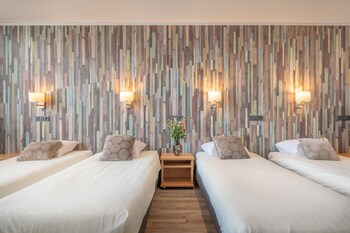 Habitació quàdruple (only by stairs) | Minibar, caixa forta a l'habitació i escriptori