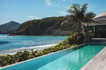 2 albercas al aire libre, sombrillas en la alberca y camastros