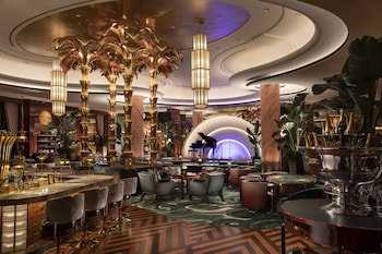13 restaurants, lunch, dinner served; American cuisine