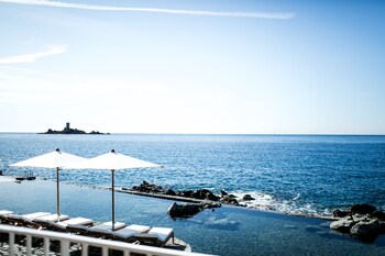 2 outdoor pools, pool umbrellas, pool loungers