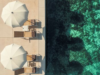 Plage privée, chaises longues, parasols, navigation en bateau à moteur