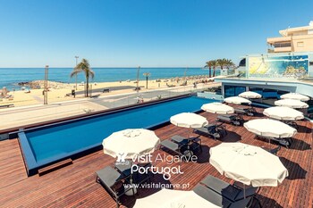 Piscine extérieure, accès possible de 9 h à 20 h, parasols