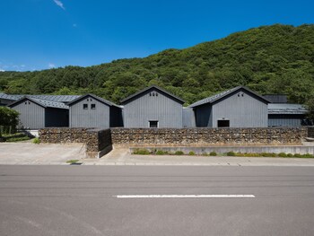 Suite classique, 2 chambres, salle de bain privĂ©e, en mezzanine (Four-Bed Suite with Open-Air Onsen) | Salle de bain | Baignoire et douche sĂ©parĂ©es, baignoire Ă lâeau de source