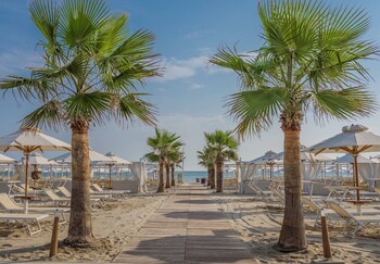 Breakfast, lunch and dinner served