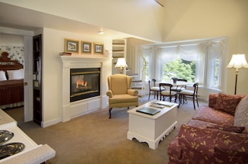 Suite, 1 Bedroom (Whirlpool) | Living area | Smart TV, Netflix, iPod dock, books