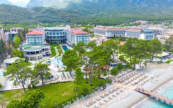Sur la plage, sable noir, chaise longue, parasol