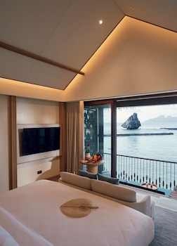 Minibar, in-room safe, desk, laptop workspace