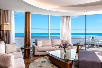 Indoor pool, 4 outdoor pools, pool umbrellas, sun loungers