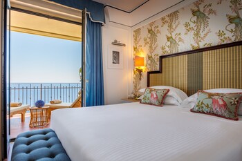 2 restaurants, servant le déjeuner et le dßner; cuisine internationale