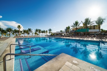6 barer/lounger, 2 barer i poolen och 2 poolbarer
