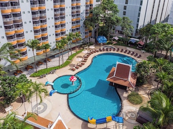 Utomhuspool, parasoller och solstolar