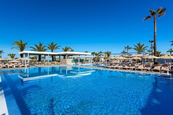5 outdoor pools, pool umbrellas, pool loungers