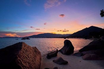 2 สระว่ายน้ำกลางแจ้ง, ร่มริมสระว่าย�น้ำ, เก้าอี้อาบแดดริมสระ