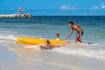 En la playa, playa de arena blanca, camastros y toallas de playa 