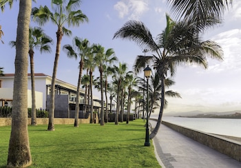 3 outdoor pools, pool umbrellas, pool loungers