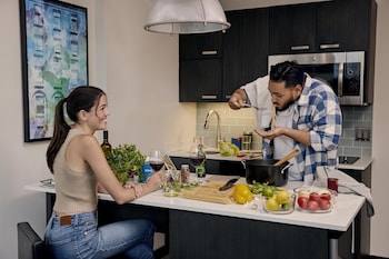 Lemari es, microwave, dan mesin pembuat kopi/teh