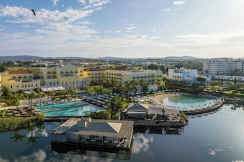 Indoor pool, 3 outdoor pools, pool loungers