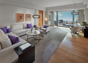 Sauna, hot tub, steam room, body treatments, aromatherapy