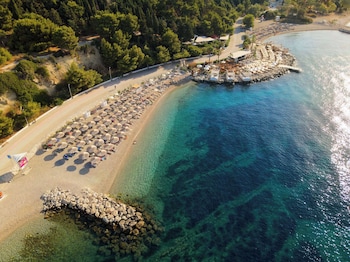 2 bars/lounges, poolside bar, beach bar