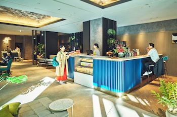 羽絨被、房內夾萬、書桌、手提電腦工作空間