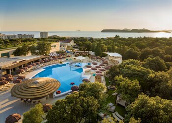 Una spiaggia nelle vicinanze