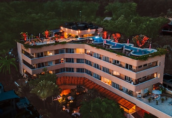 Piscina all'aperto, ombrelloni da piscina, lettini