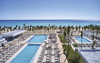Outdoor pool, pool umbrellas, sun loungers