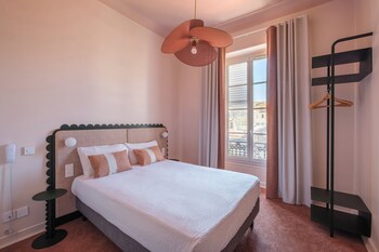 Habitación doble superior | Ropa de cama de alta calidad, colchones viscoelásticos, escritorio
