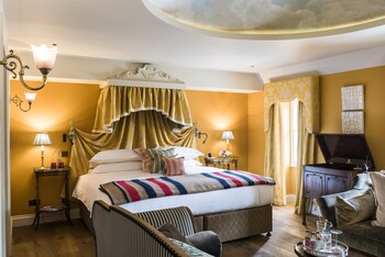 Serves breakfast, lunch and dinner