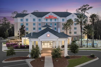 Alberca al aire libre, sombrillas en la alberca y camastros 