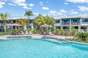3 outdoor pools, a heated pool, pool umbrellas, sun loungers