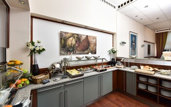 每日供应自助式早餐（每人 EUR 15）