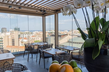 Breakfast and dinner served