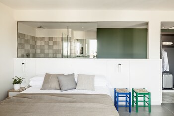 Breakfast, lunch and dinner served