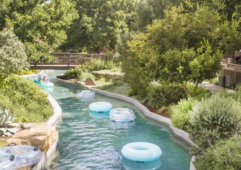 3 piscinas al aire libre, camas de piscina con cargo, sombrillas